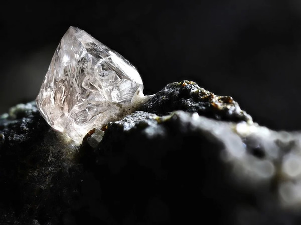 Minerales y piedras preciosas capturados con una iluminación