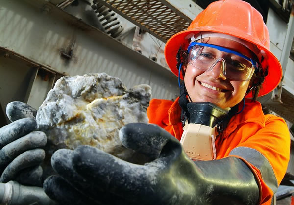 Chile: Mujeres esperan ser el 10% de la dotación de Codelco para el 2018