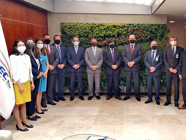 Especialistas del Cuerpo de Ingenieros del Ejército de Estados Unidos inician inspección a la zona de la erosión regresiva en el río Coca