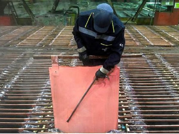 Caída del cobre complicaría negociaciones laborales en Chile