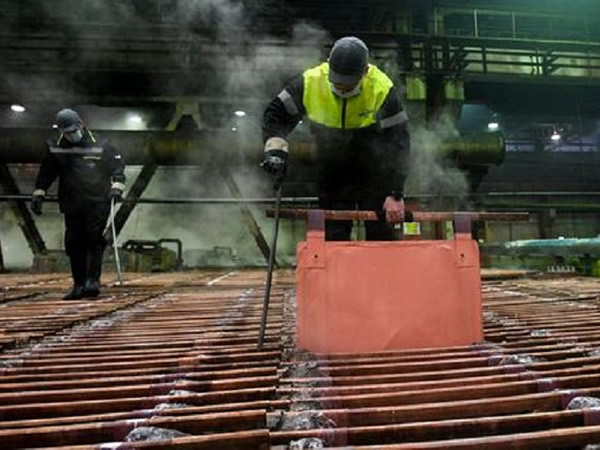 Histórico déficit en mercado de cobre, existencias caen otra vez