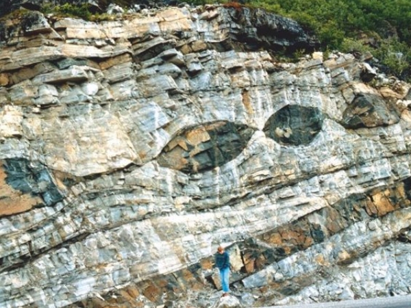 ¿Qué sucede cuando una placa desaparece en el interior del planeta?