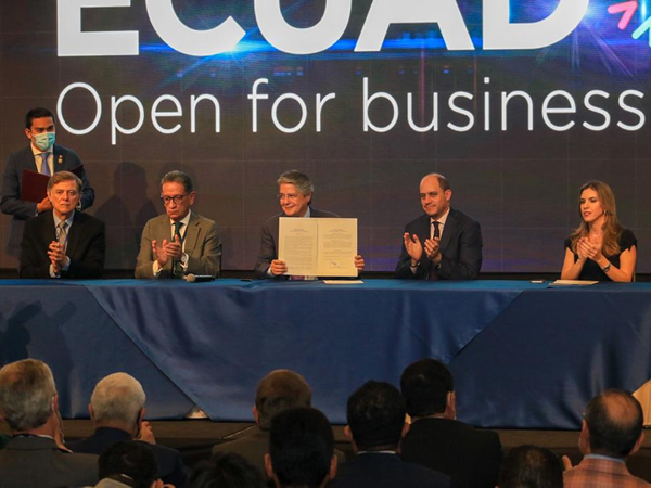 Ecuador firma compromisos de inversión por USD 470 millones para minería