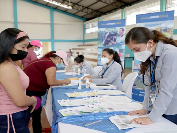 Lundin Gold concretó una nueva entrega de tablets como parte del programa «Estamos Conectados»