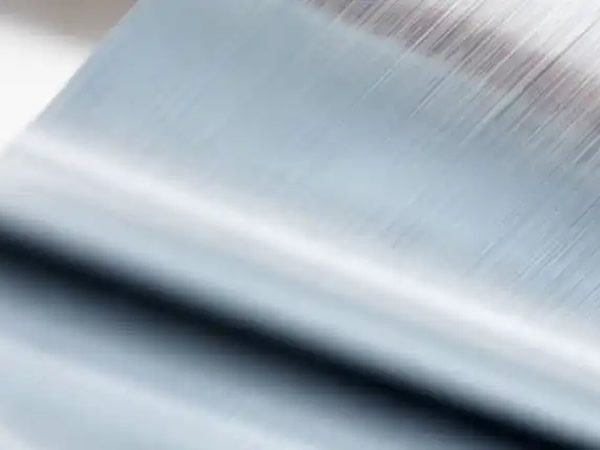 Aluminio sube por menores existencias y próximos recortes de producción; cobre avanza