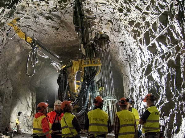 Los mineros gigantes verán caer ganancias récord a medida que muerdan las presiones de costos
