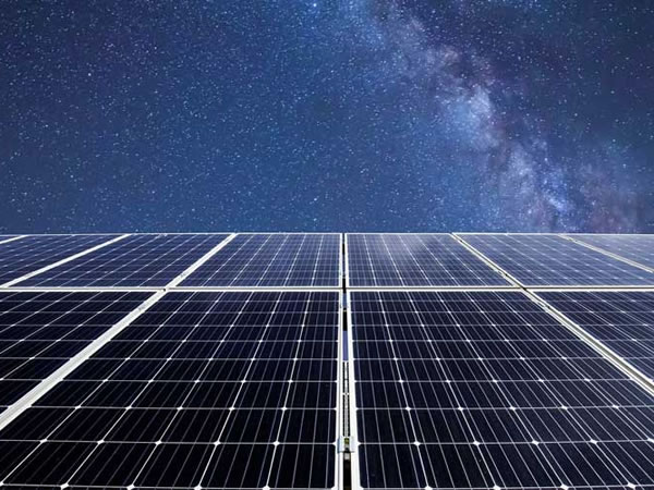 Un equipo de ingenieros de Stanford inventa un panel solar que genera electricidad por la noche